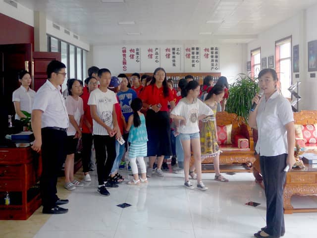 兖州区“牵手关爱 七彩暑期 感受城市 爱我家乡”活动走进完美（中国）机械