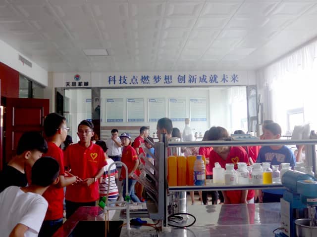 兖州区“牵手关爱 七彩暑期 感受城市 爱我家乡”活动走进完美（中国）机械