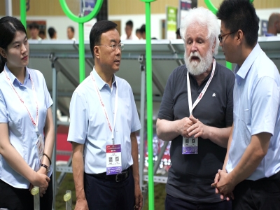 光生万物 一机绝尘丨完美（中国）科技智能光伏清洁机器人亮相SNEC 2025