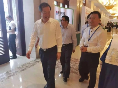 海南省冯忠华副省长莅临完美（中国）机械展位参观指导