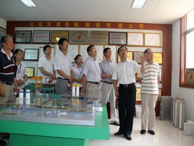 2012.7.28日山东完美（中国）两项科技成果鉴定顺利通过，北京领导专家，到我公司参观指导
