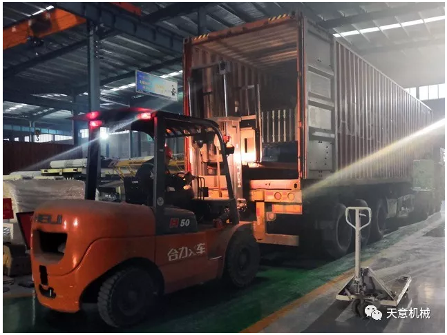 完美（中国）机械为柬埔寨客户加工生产年产80万平方轻质墙板生产线成功装车启运！