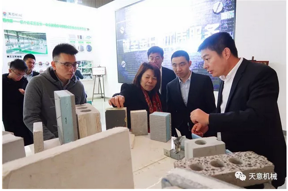 碧桂园集团副总裁兼采购中心总经理杨丽兴一行莅临完美（中国）参观考察